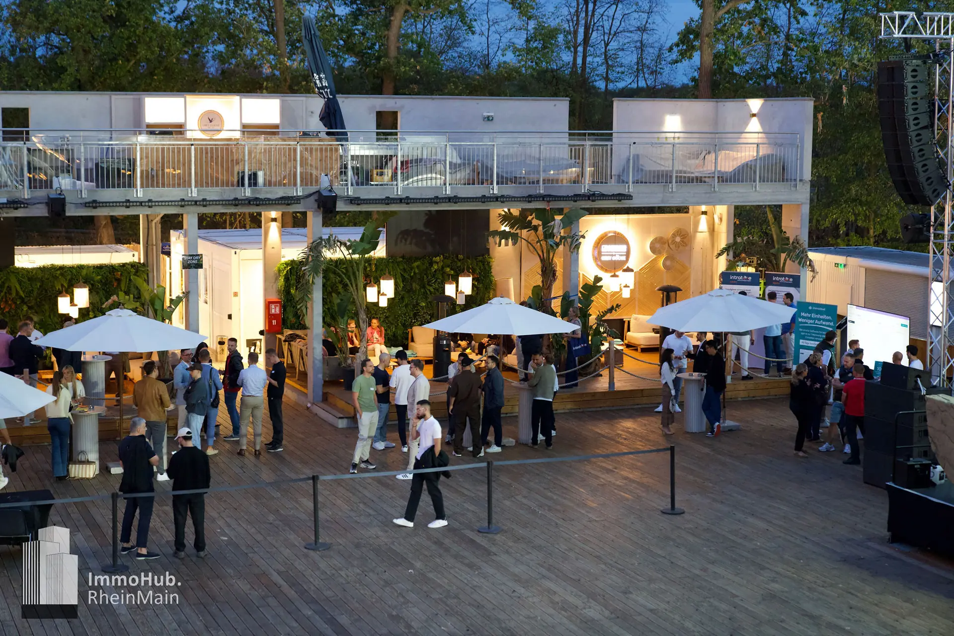 Blaue Stunde über der Terrasse beim ImmoHub RheinMain Expertenspecial in Frankfurt