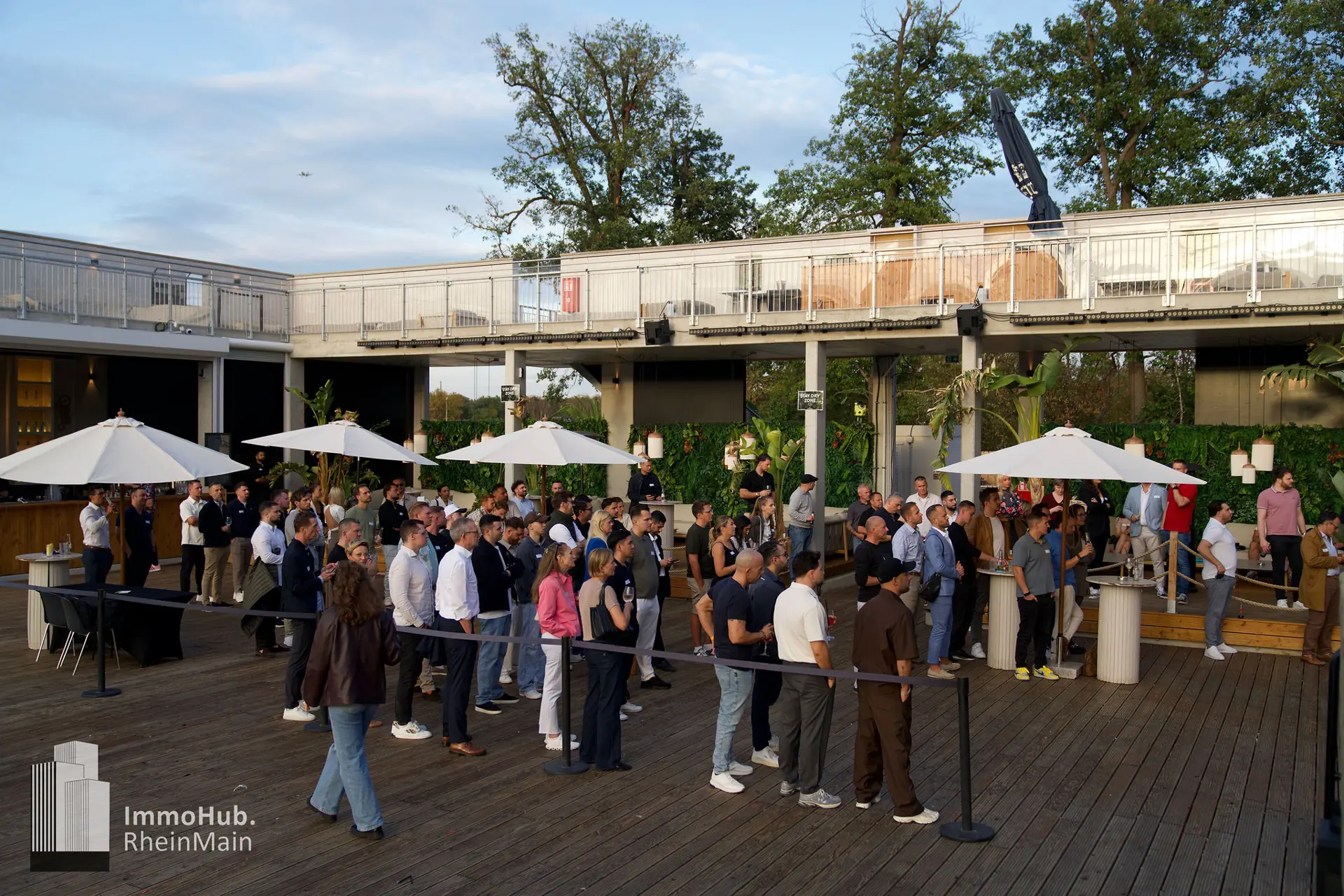Volle Terrasse beim ImmoHub RheinMain Expertenspecial in Frankfurt