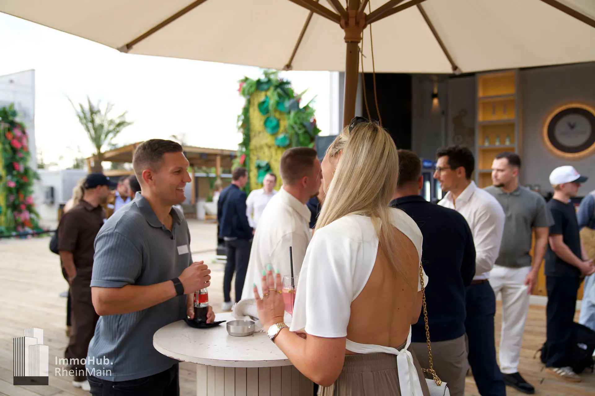 Networking an Stehtischen beim ImmoHub RheinMain Expertenspecial in Frankfurt